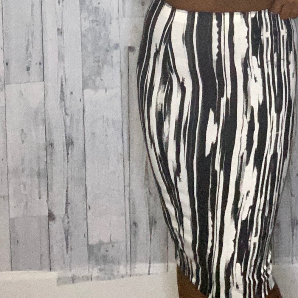 Forever 21 Black & White Midi Pencil Skirt!